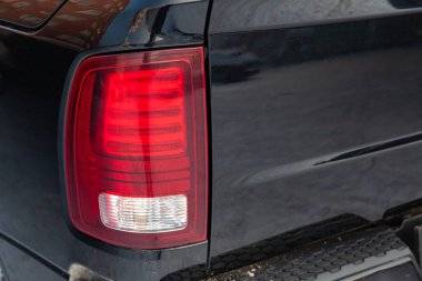Siyah bir arabada kırmızı renkte arka Led fren lambası yakın çekim