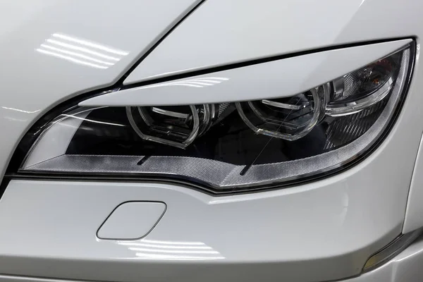 Vista frontal do farol do carro usado branco fica no auto showroo — Fotografia de Stock