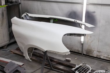 Sonra araba vücut parçaları profesyonel kutusunda boyama ve kurutma 