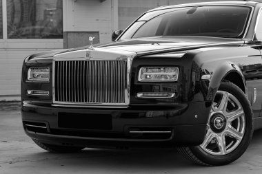 Pahalı lüks Rolls Royce Phantom 'un ön görüntüsü.