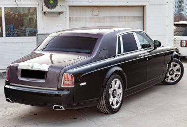Yeni bir çok pahalı lüks Rolls Royce Phantom araba Arka görüş