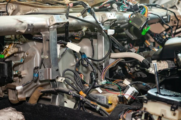 Una gran maraña de alambres multicolores ravel del cableado del coche l — Foto de Stock