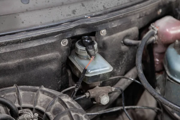 Cilindro de freio de tanque manchado com óleo com um sensor de nível e wir — Fotografia de Stock