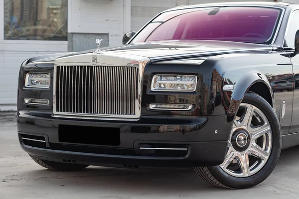 Vista frontal de nuevo un lujo muy caro Rolls Royce Phantom ca — Foto de Stock