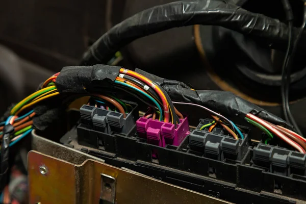 Cable ancho grande con alambres rojos y verdes multicolores y cono — Foto de Stock