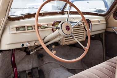 Direksiyon simidi ve iç ile açılan pencereden görünüm