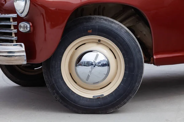 Front wheel view of the double colored brown and beige old Russi — Stock Photo, Image