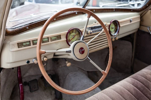 Vista desde la ventana abierta con el volante y el interior — Foto de Stock