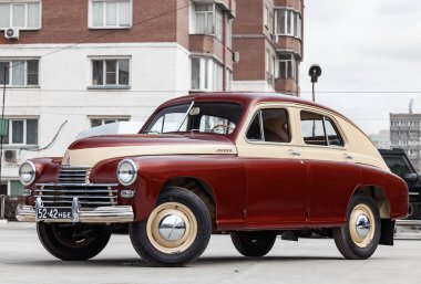 Çift renkli kahverengi ve bej eski Rus araba ön görünümü