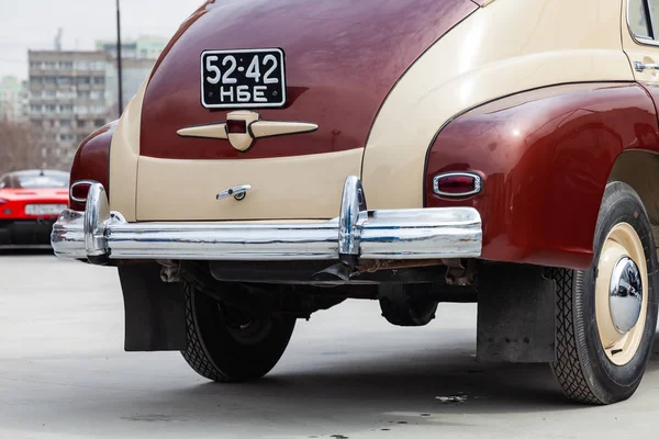 Rear  bumper view of the double colored brown and beige old Russ — Stock Photo, Image