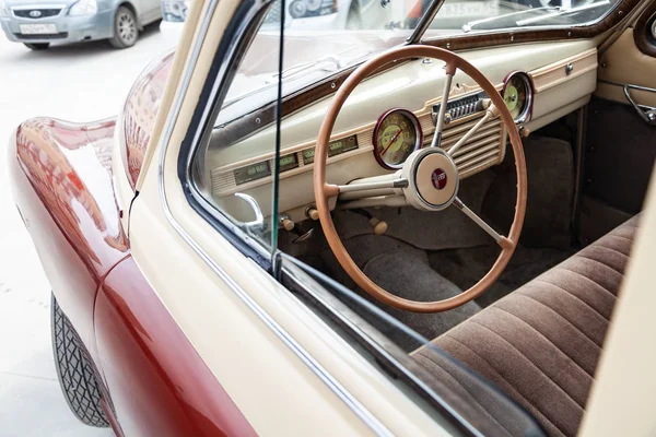 Vista dalla finestra aperta con il volante e l'interno — Foto Stock