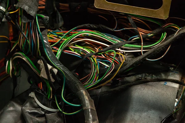 Grote brede kabel met veelkleurige rode en groene draden en Conne — Stockfoto