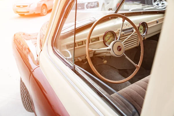 Vista da janela aberta com o volante e o interior — Fotografia de Stock