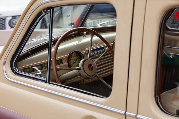 Vista dalla finestra aperta con il volante e l'interno — Foto Stock