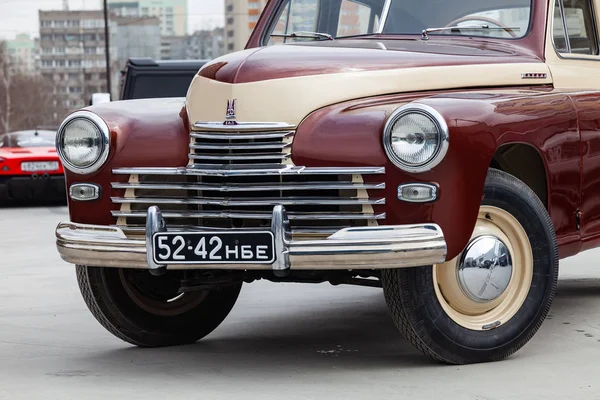 Вид спереди двухцветного коричневого и бежевого старого российского автомобиля — стоковое фото