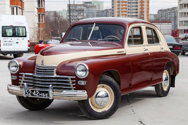 Вид спереди двухцветного коричневого и бежевого старого российского автомобиля — стоковое фото