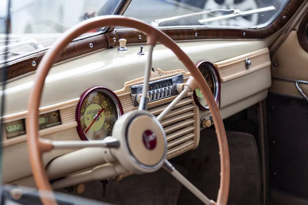 Vista dalla finestra aperta con il volante e l'interno — Foto Stock