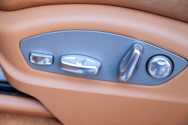 Elektrikli koltuk ayarı ile yakın çekim Iç görünüm, bellek ama