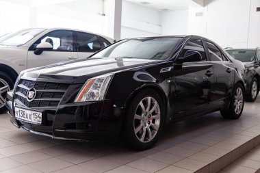 Önce temizlendikten sonra siyah renkli Cadillac Cts önden görünümü 