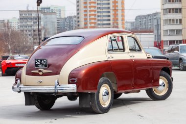 Çift renkli kahverengi ve bej eski Rus araba Arka görünümü 