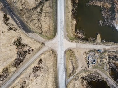 T asfalt ve zemin yolların kesiştiği havadan görünümü