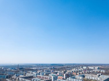 Leninsk küçük bir şehrin havadan görünümünden bahar manzara