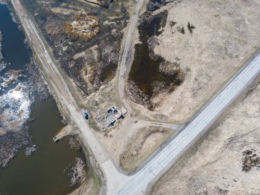 T asfalt ve zemin yolların kesiştiği havadan görünümü