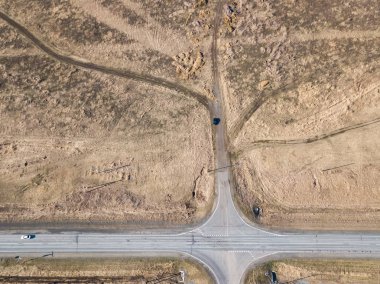 T asfalt ve zemin yolların kesiştiği havadan görünümü