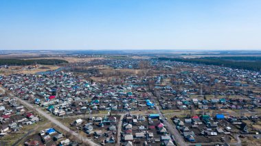 Renkli çatılı çok sayıda küçük evin havadan görünümü