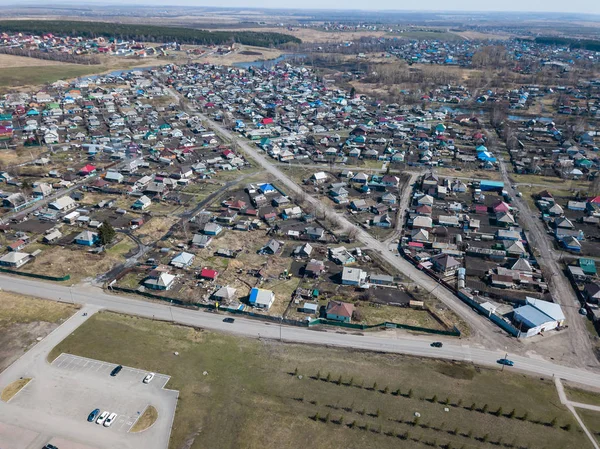 Вид с воздуха на большое количество небольших домов с цветными крышами — стоковое фото