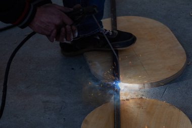 Yakından görmek güçlü biri mavi iş yarı tulumlar içinde bir kaynakçı wi