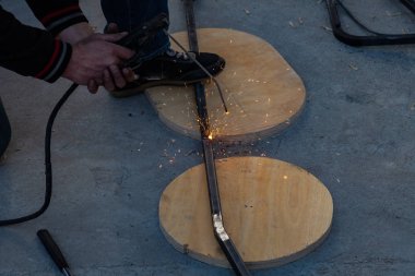 Yakından görmek güçlü biri mavi iş yarı tulumlar içinde bir kaynakçı wi