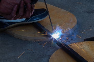 Yakından görmek güçlü biri mavi iş yarı tulumlar içinde bir kaynakçı wi