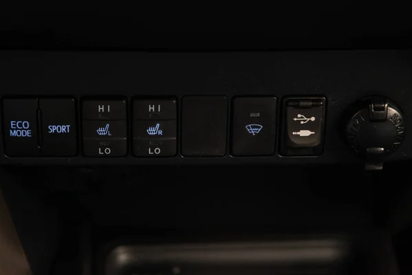 La consola central del coche con botones de control para calentar se — Foto de Stock