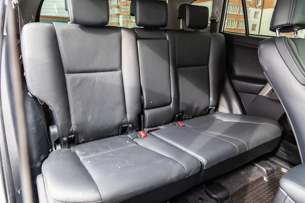 Nettoyer après avoir lavé les sièges passagers arrière du genu noir mat — Photo