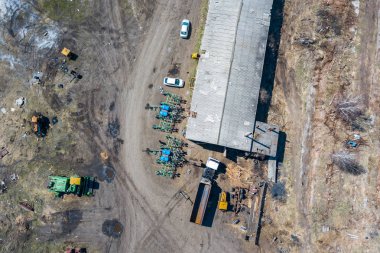 Villag hangar yakınındaki tarım makineleri üzerinde üst görünüm