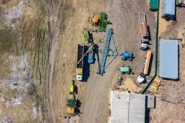 Villag hangar yakınındaki tarım makineleri üzerinde üst görünüm
