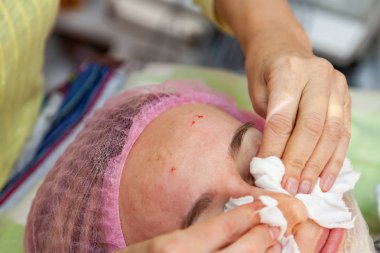 Genç bir kız ile kozmetik işlemler sırasında bir kanepede yatıyor