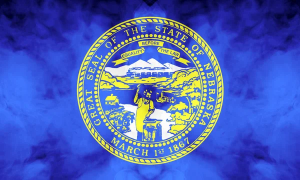 A bandeira nacional do estado dos EUA Nebraska contra um smo cinza — Fotografia de Stock