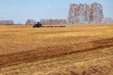 Biçme ve weeding alanları fo için bir izli pulluk ile kırmızı traktör