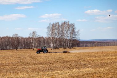 Biçme ve weeding alanları fo için bir izli pulluk ile kırmızı traktör