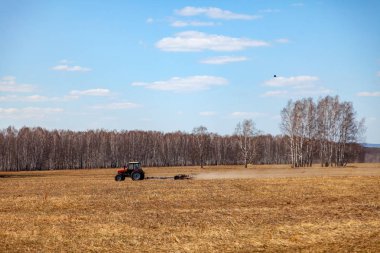 Biçme ve weeding alanları fo için bir izli pulluk ile kırmızı traktör