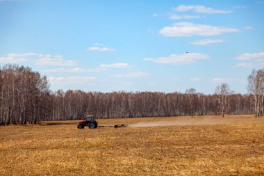 Biçme ve weeding alanları fo için bir izli pulluk ile kırmızı traktör