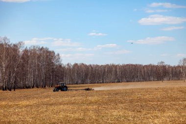Biçme ve weeding alanları fo için bir izli pulluk ile kırmızı traktör