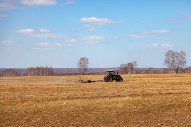 Biçme ve weeding alanları fo için bir izli pulluk ile kırmızı traktör