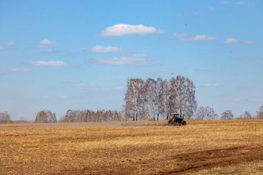 Biçme ve weeding alanları fo için bir izli pulluk ile kırmızı traktör
