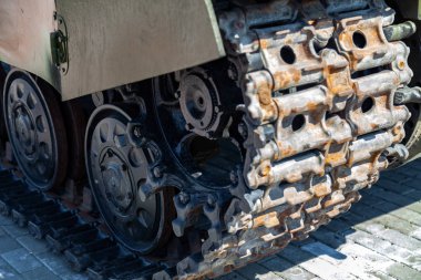 Hıçkırık üzerine takılan yeşil bir tankın paslı eski tırtılının yakın çekimi