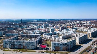 Leninsk küçük bir şehrin havadan görünümünden bahar manzara