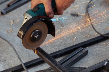 Yakın çekim görünümü güçlü adam usta kollarında eldiven olmadan, gerçekleştirir