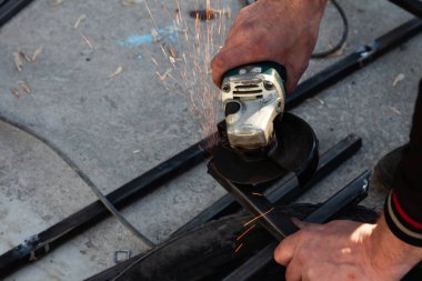 Yakın çekim görünümü güçlü adam usta kollarında eldiven olmadan, gerçekleştirir